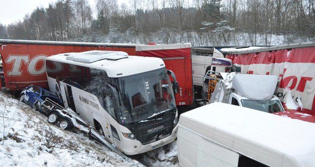 Sněhová kalamita v Česku: 12 rad pro řidiče, jak neuvíznout v bílé pasti