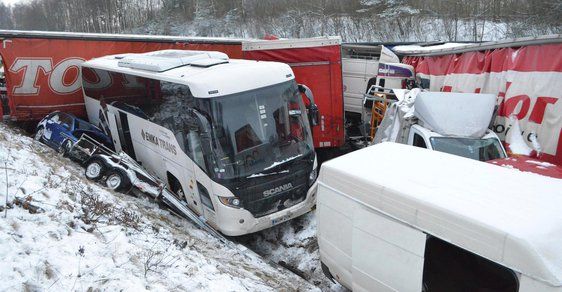 Na dálnici D1 na Vysočině havaroval v jednom místě 40 aut, posádky mnoha z nich museli přes noc zůstat v uvízlých autech