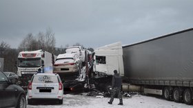 Na dálnici D1 na Vysočině havarovalo v jednom místě 40 aut, posádky mnoha z nich musely přes noc zůstat v uvízlých autech.