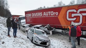 Na dálnici D1 na Vysočině havarovalo v jednom místě 40 aut, posádky mnoha z nich musely přes noc zůstat v uvízlých autech.