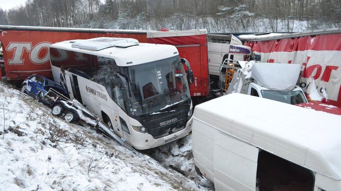 Na dálnici D1 na Vysočině havaroval v jednom místě 40 aut, posádky mnoha z nich museli přes noc zůstat v uvízlých autech