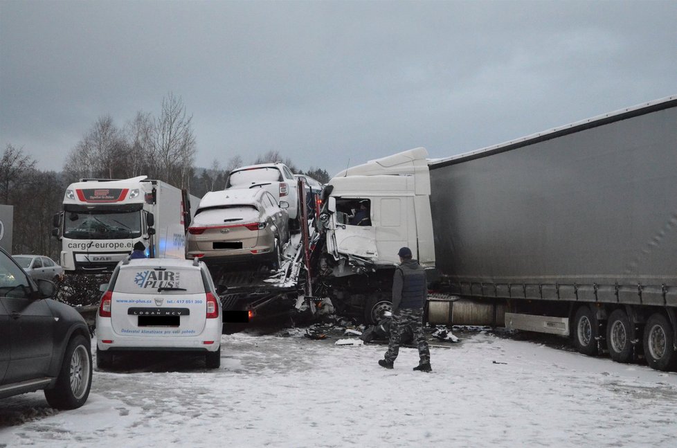 Na dálnici D1 na Vysočině havarovalo v jednom místě 40 aut, posádky mnoha z nich musely přes noc zůstat v uvízlých autech.