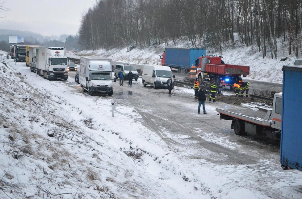 Na dálnici D1 na Vysočině havarovalo v jednom místě 40 aut, posádky mnoha z nich musely přes noc zůstat v uvízlých autech.