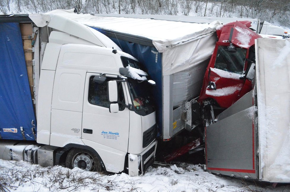 Na dálnici D1 na Vysočině havaroval v jednom místě 40 aut, posádky mnoha z nich museli přes noc zůstat v uvízlých autech.