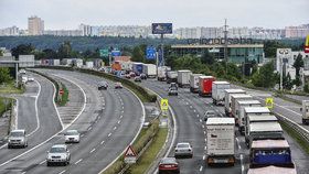 Silný provoz sužuje ve čtvrtek řidiče na silnicích Vysočiny včetně úseku dálnice D1.