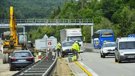 Silničáři letos opraví na 600 kilometrů dálnic a silnic, stavební práce začínají na dálnici D1 dnes. Opravy a 140 kilometrů staveb nových silnic zkomplikují dopravu.