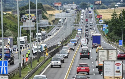 Češi jedou na Velikonoce a bourají jako o závod. Doprava místy kolabuje