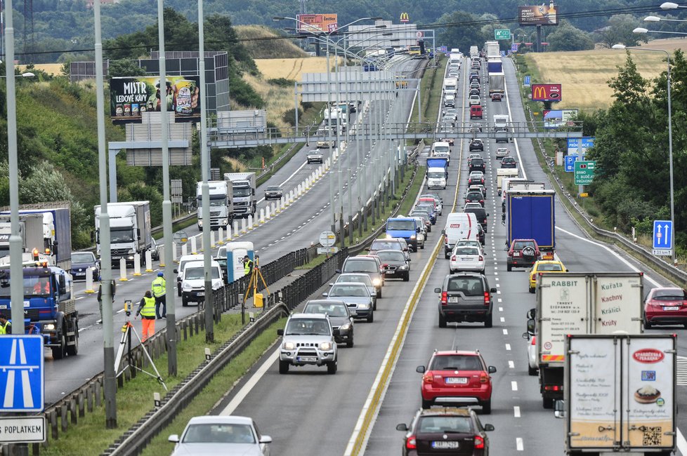 Silničáři letos opraví na 600 kilometrů dálnic a silnic, stavební práce začínají na dálnici D1 dnes. Opravy a 140 kilometrů staveb nových silnic zkomplikují dopravu.