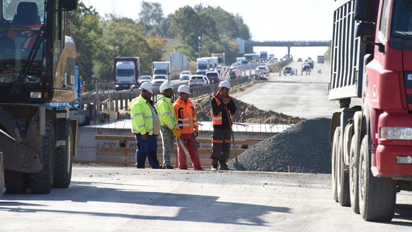 Nicnedělání, které sžírá všechny: Jak se na D1 o víkendech (ne)pracuje