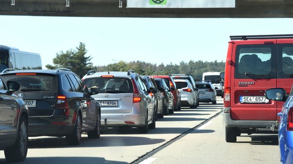 Připomenutí smutné statistiky. Podívejte se, jak starými auty Češi jezdí