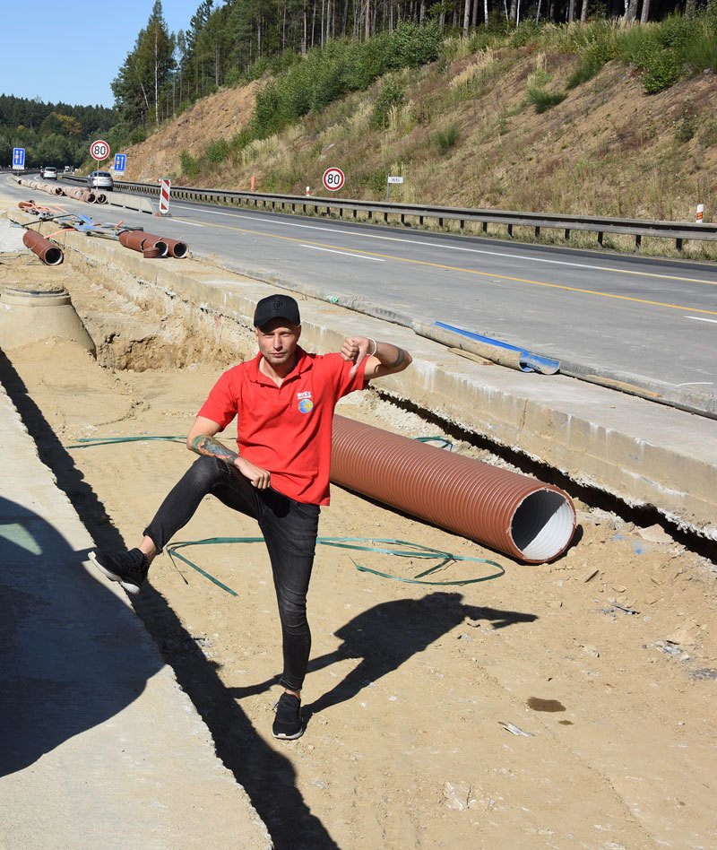 22. září 12.33 Čtvrtý námi kontrolovaný úsek představuje Humpolec-Větrný Jeníkov, na kterém letos většinově působí Skanska. Ten platí jednoznačně za nejprázdnější. Snímek z 94,9. kilometru názorně ilustruje zdejší situaci: odstavená technika, dělníci nikde.