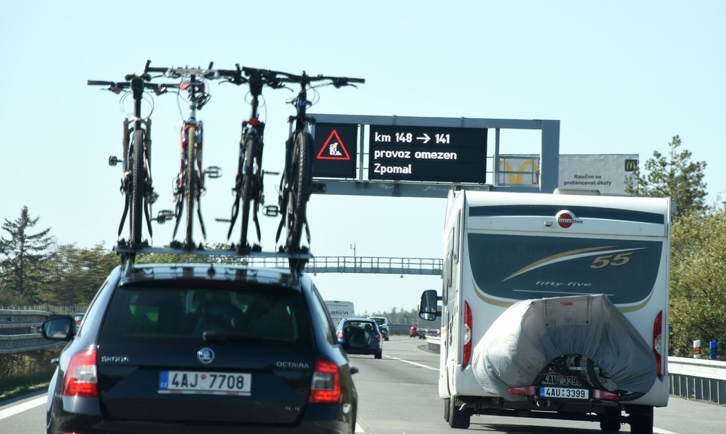 Jak se na D1 o víkendech (ne)pracuje