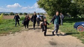 Tři desítky migrantů vyběhly z dodávky, která havarovala v pátek na D1 v Brně, bylo mezi nimi i 13 malých dětí.