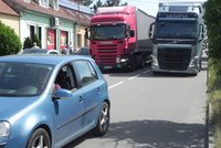 Vesnice v okolí zúžené dálnice D1 u Holubic drtí záplava aut: Peklo skončí v sobotu!