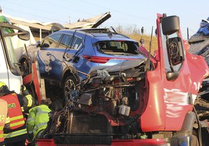 Při úterní srážce čtyř aut na 173. kilometru dálnice D1 u Brna zemřel řidič nákladního vozu. V místě se vytvořila až 15 kilometrů dlouhá kolona.