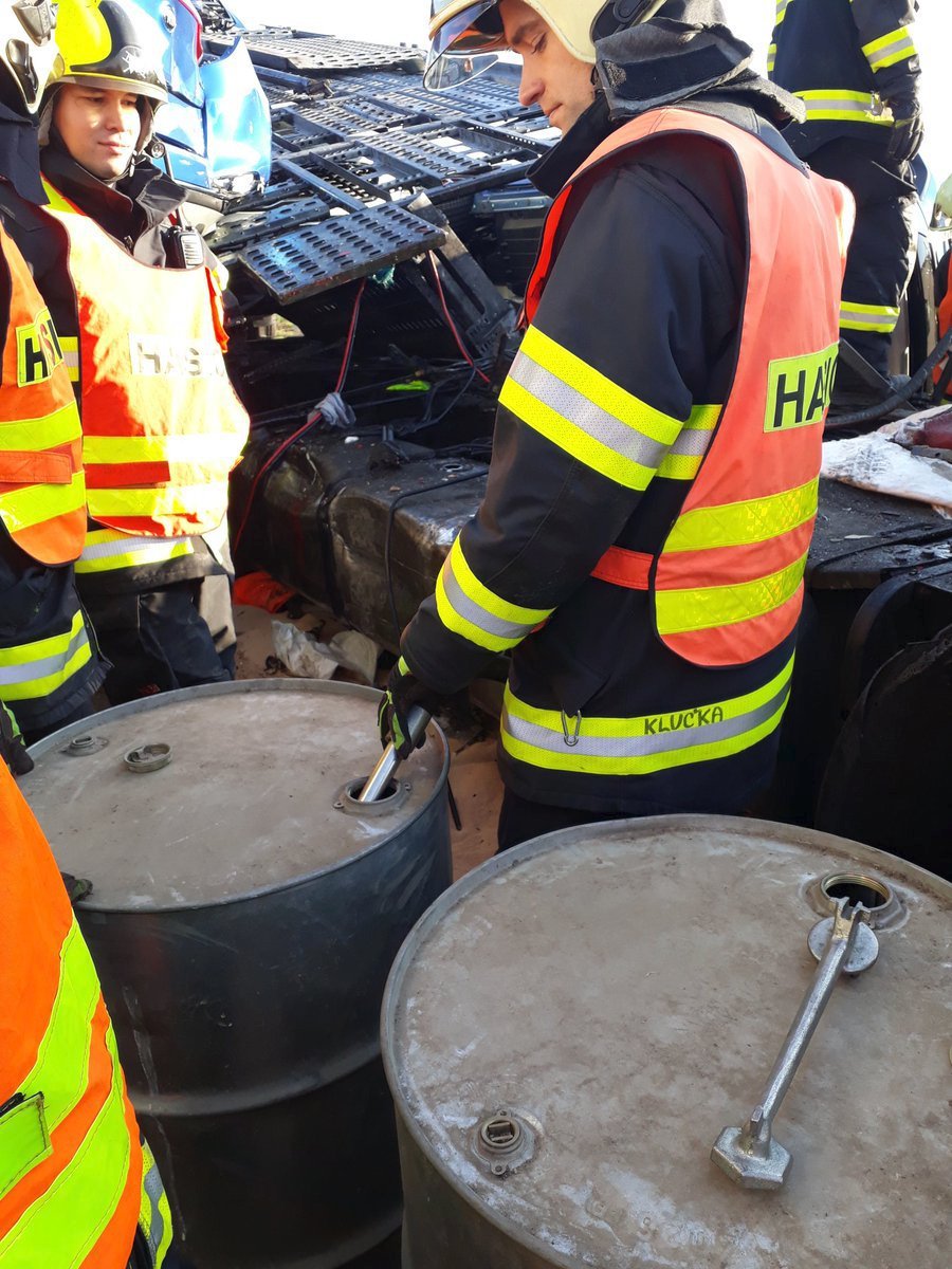Hasiči museli po nehodě přečerpat z nádrží  havarovaných nákladních vozů stovky litrů nafty.