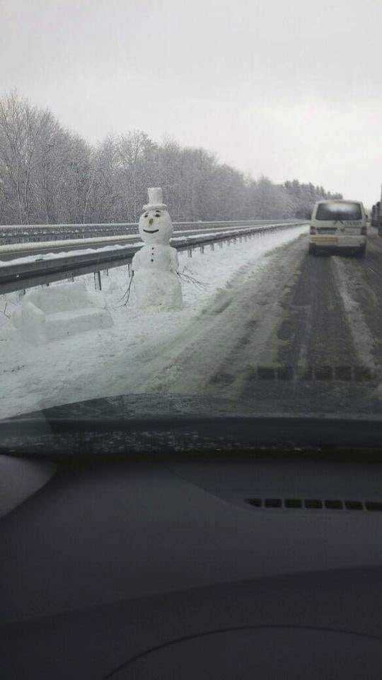 Dělníci sice na dálnici D1 u Humpolce nejsou, ale zato zde vyrostl epesní sněhulák.