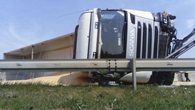 Havárie kamionu s kukuřicí na dálnici D1