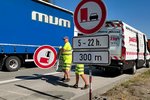 Od čtvrtku 7. září platí od 168. km D1 ve směru na Brno zákaz jízdy kamionů v levém pruhu.