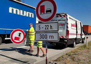 Od čtvrtku 7. září platí od 168. km D1 ve směru na Brno zákaz jízdy kamionů v levém pruhu.