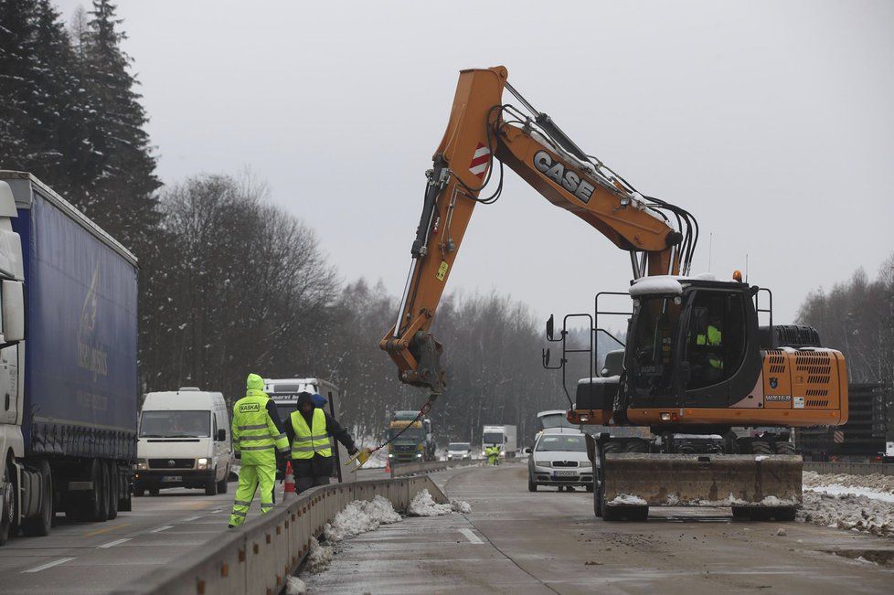 Dálnice D1: Kvůli zúžení se znovu zastavila doprava (19. 12. 2018)