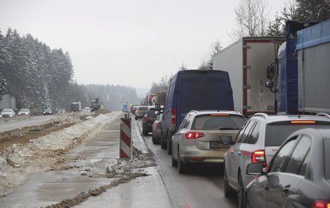 V podobných kolonách trávili řidiči i několik hodin. Podobné to bude i dnes.