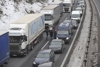 Potíže na D1 kvůli námraze: Několik nehod, voda z kanalizace a uzavřená dálnice