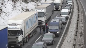 "Pekelná" dálnice D1: Kvůli zúžení se znovu zastavila doprava (19.12.2018).