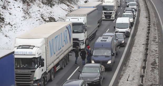 Potíže na D1 kvůli námraze: Několik nehod, voda z kanalizace a uzavřená dálnice