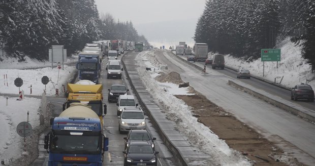 D1 blokuje hodinová kolona. Nájezd na dálnici zkolaboval, svodidla posunují jen o centimetry