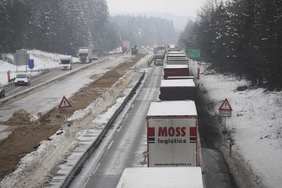 „Pekelná“ dálnice D1: Kvůli zúžení se znovu zastavila doprava (19.12.2018)