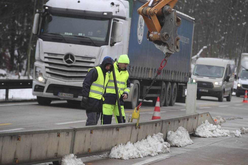 Na dálnici D1 dělalo tuto zimu problémy hlavně zúžení jednoho z opravovaných úseků