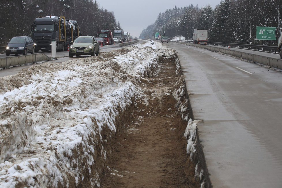 Dálnice D1: Kvůli zúžení se znovu zastavila doprava (19. 12. 2018)