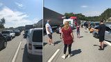 Kolaps na D1: Porouchaný kamion změnil dálnici v parkoviště, lidé mezi auty hráli basket