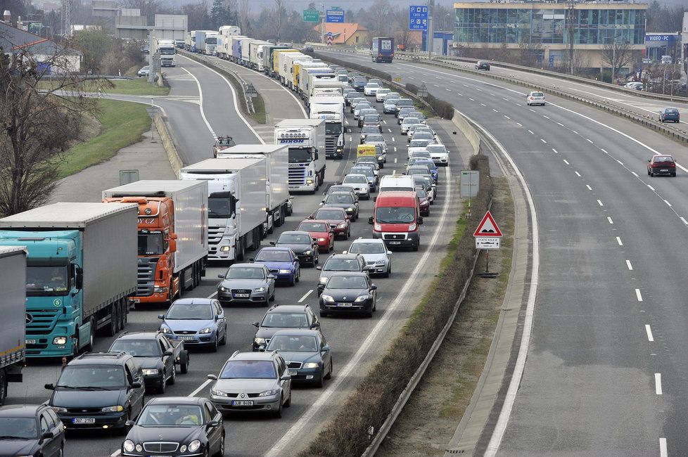 Na úseku dálnice D1 před Prahou znovu probíhají opravy. Kolony, které vznikly kvůli předchozím opravám, totiž narušily kvalitu asfaltu v sousední části dálnice. (ilustrační foto)