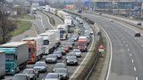 Na dálnici D1 před Prahou došlo k hromadné nehodě. Vážně se zranil motorkář