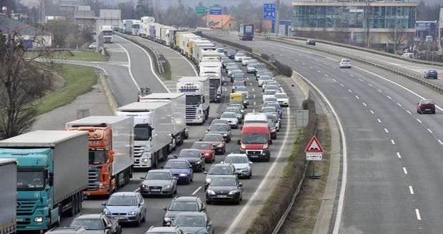Skončené závody motorek v Brně způsobily na dálnici D1 obří kolonu (ilustrační foto)