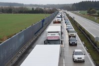 Řidiči došel benzín, zablokoval část Prahy. Dostal za to pěstí