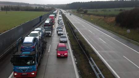 Kolona na dálnici ve směru na Prahu na 112. km