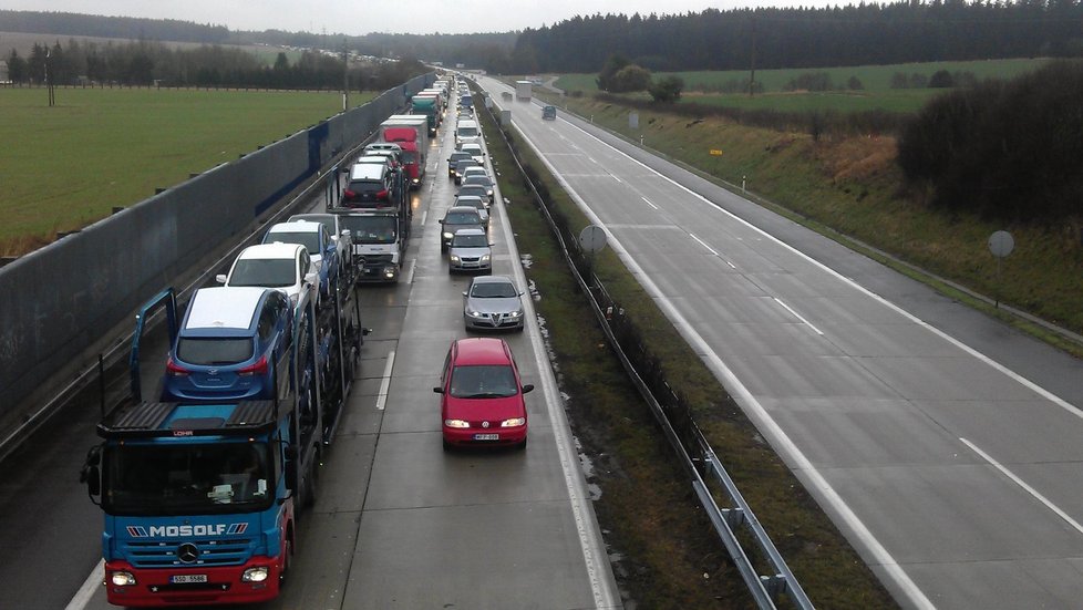 Na úseku dálnice D1 před Prahou znovu probíhají opravy. Kolony, které vznikly kvůli předchozím opravám, totiž narušily kvalitu asfaltu v sousední části dálnice. (ilustrační foto)