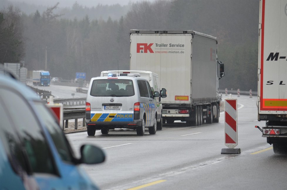 Na úseku dálnice D1 před Prahou znovu probíhají opravy. Kolony, které vznikly kvůli předchozím opravám, totiž narušily kvalitu asfaltu v sousední části dálnice. (ilustrační foto)