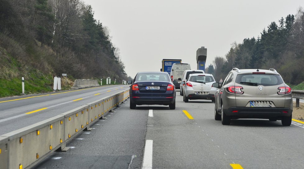 Na úseku dálnice D1 před Prahou znovu probíhají opravy. Kolony, které vznikly kvůli předchozím opravám, totiž narušily kvalitu asfaltu v sousední části dálnice. (ilustrační foto)