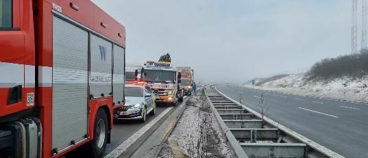Na dálnici D1 před Brnem kvůli mlze bouralo 40 aut (23.12.2022)