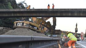 Na dálnici D1 proběhla demolice mostu u Mirošovic (ilustrační foto).