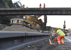 Na dálnici D1 proběhla demolice mostu u Mirošovic (ilustrační foto).