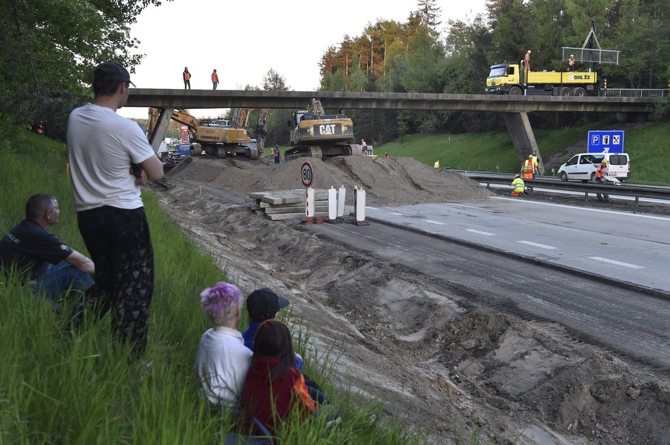 Na dálnici D1 začali v sobotu demolovat dva mosty. K zemi padly v noci.
