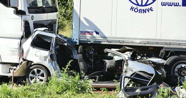 Český kamioňák smetl auto ve Francii: Zahynula čtyřčlenná rodina! 