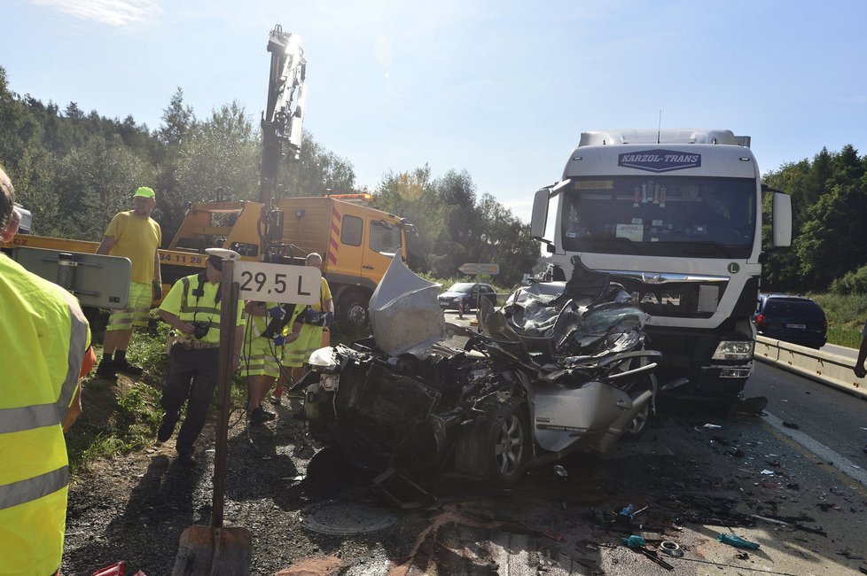 Dálnici D1 v pondělí ráno uzavřely dvě dopravní nehody.