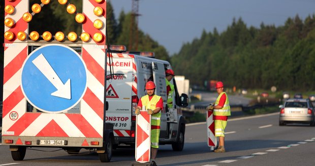 Vedle omezení v souvislosti s rekonstrukcí D1 komplikuje provoz po dálnici i vážná dopravní nehoda