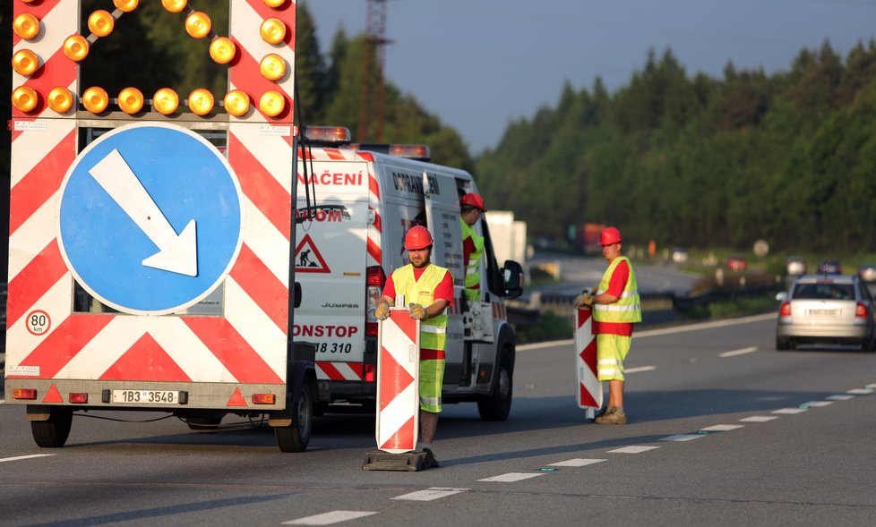 Vedle omezení v souvislosti s rekonstrukcí D1 komplikuje provoz po dálnici i vážná dopravní nehoda.